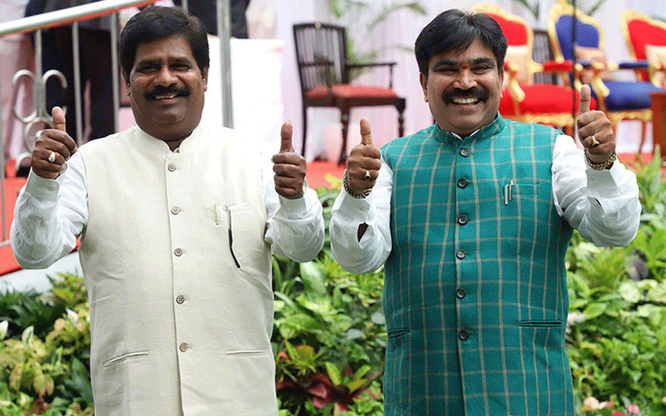 Two Independent MLAs seek seats on opposition side in Karnataka Assembly