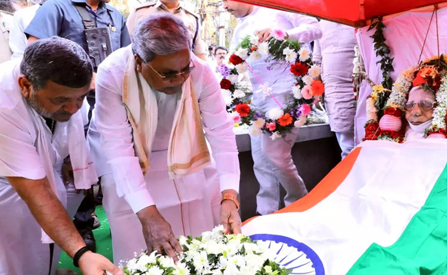 Veteran Congress leader Shamanuru Shivashankarappa laid to rest with full state honours
