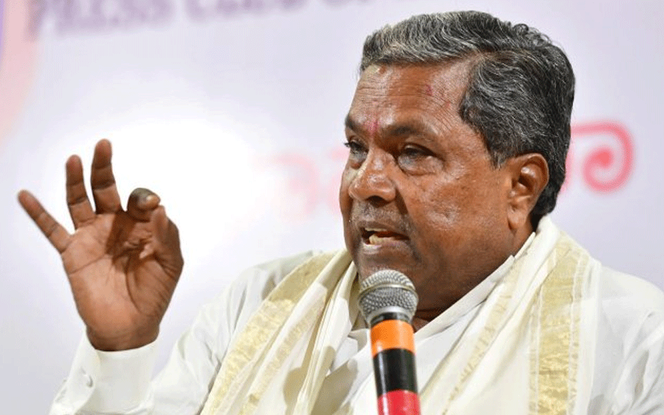 Siddaramaiah clarifies about his photo with IMA chief Mansoor