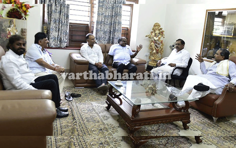 CM Kumaraswamy meets Siddaramaiah at latter’s house