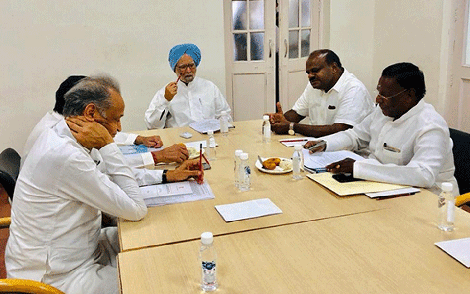 Kumaraswamy meets former PM Manmohan Singh ahead of Niti Ayog meeting