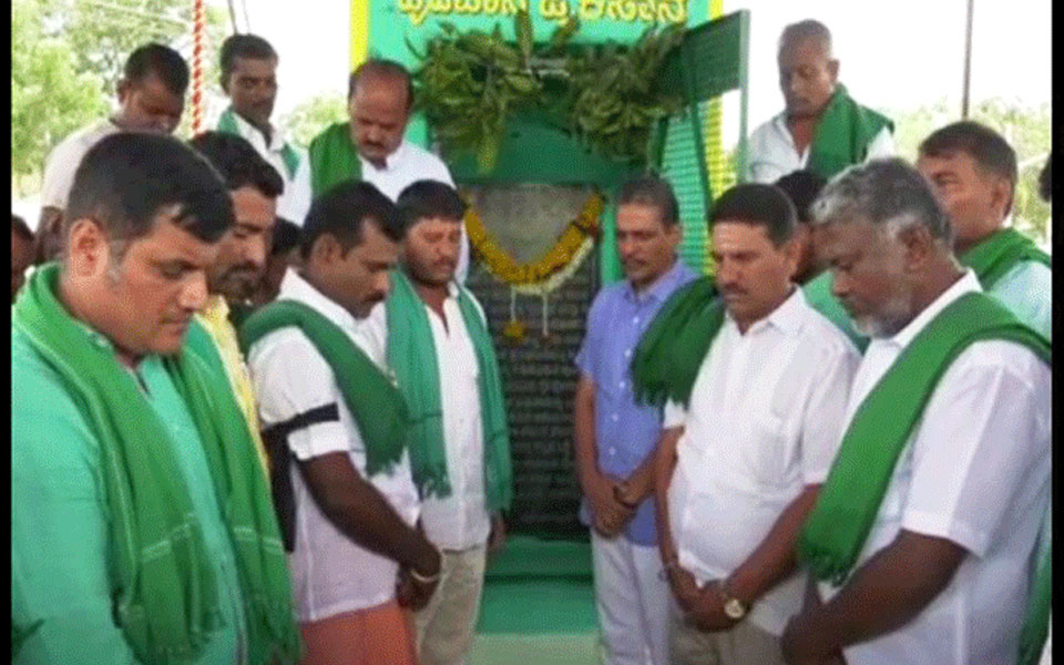 Nargund: Tributes paid to martyr farmers