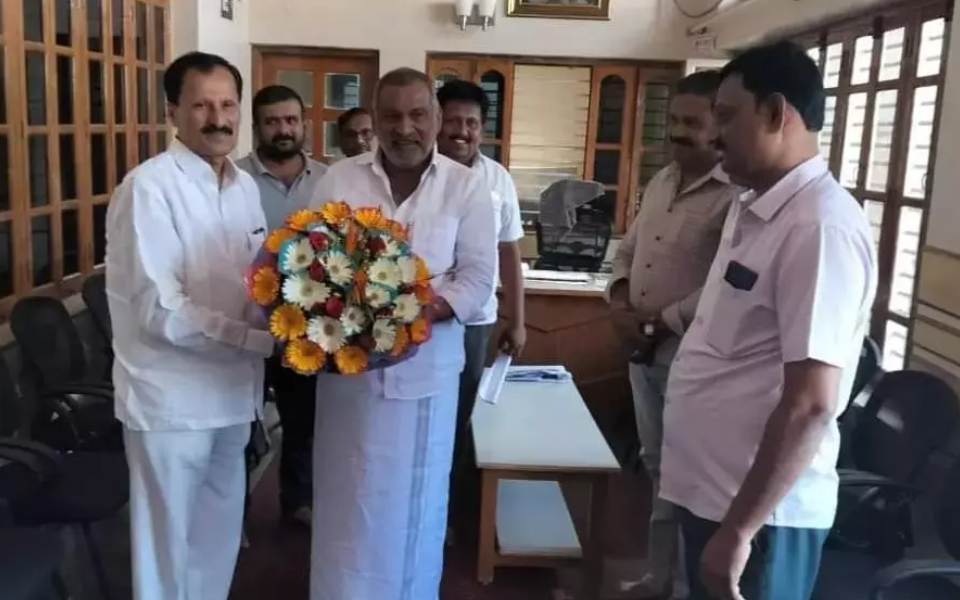 Tumkur Congress candidate visit to BJP leader Madhuswamy triggers speculations