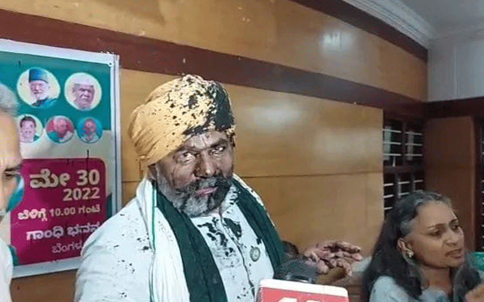 Miscreants throw ink on Farmer leader Rakesh Tikait during press meet in Bengaluru