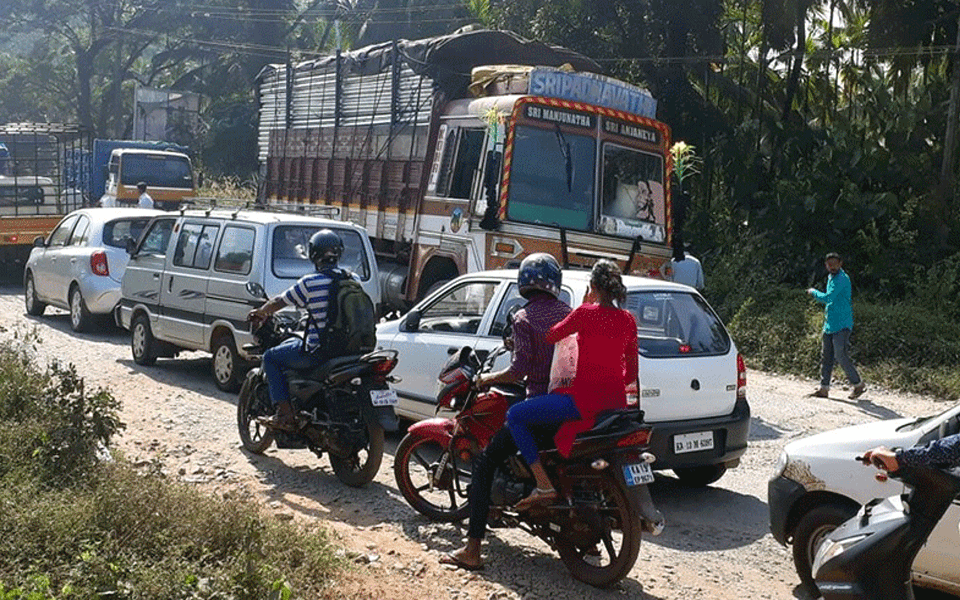 Traffic snarl at Mani as truck breaks down on national highway