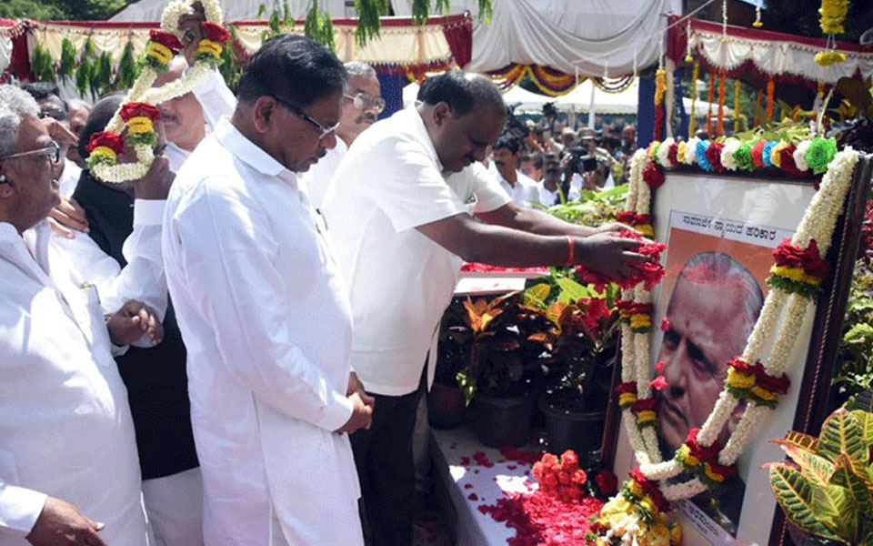 Devaraj Urs death anniversary: CM, DCM offer tributes