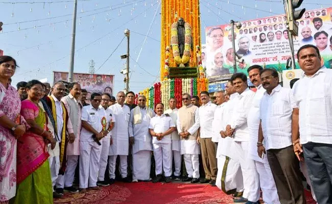 Kalyana Karnataka Utsav: CM Siddaramaiah garlands Sardar Vallabhbhai Patel statue in Kalaburagi