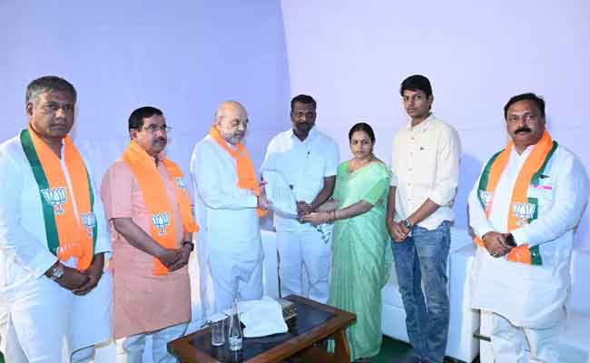Neha Hiremath's family takes centre stage at Amit Shah's campaign meeting