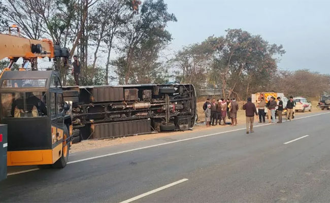 Tourist bus from Kerala overturns in Vijayanagara; several students injured