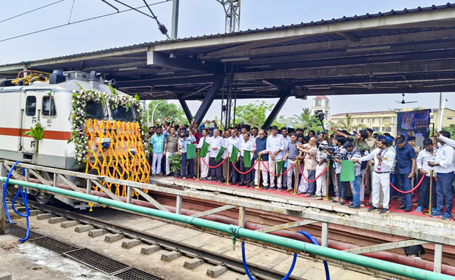 Union Minister Vaishnaw flags off Bengaluru-Mumbai train, highlights infra growth