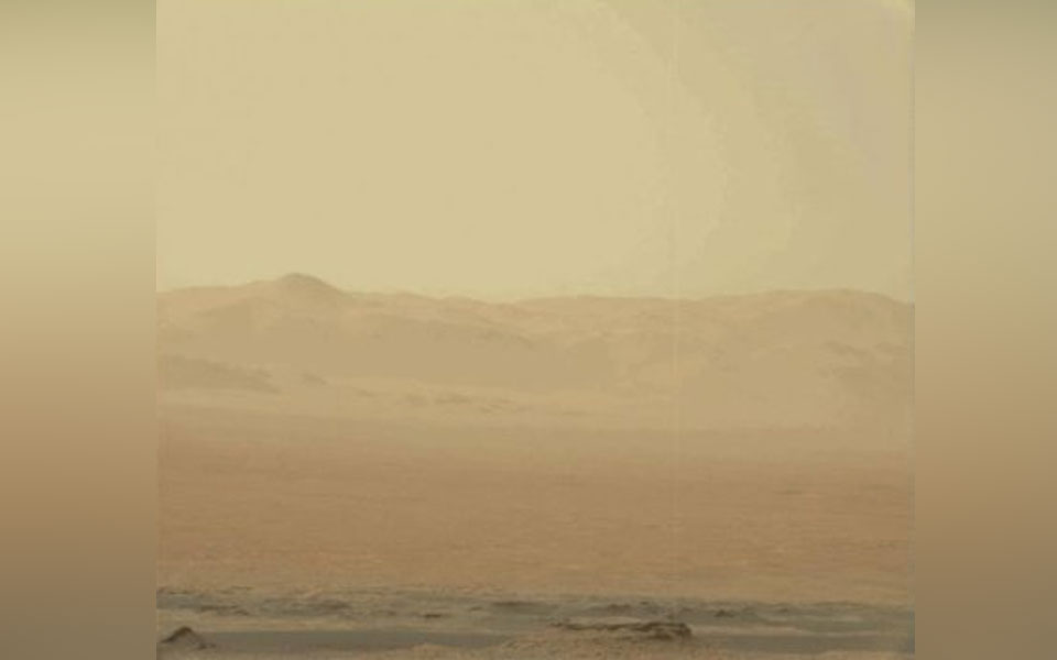 NASA's Curiosity rover captures images of Martian dust storm