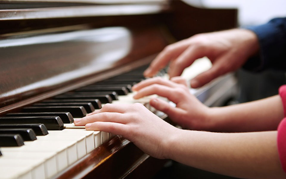 How piano lessons can improve your child's language skills