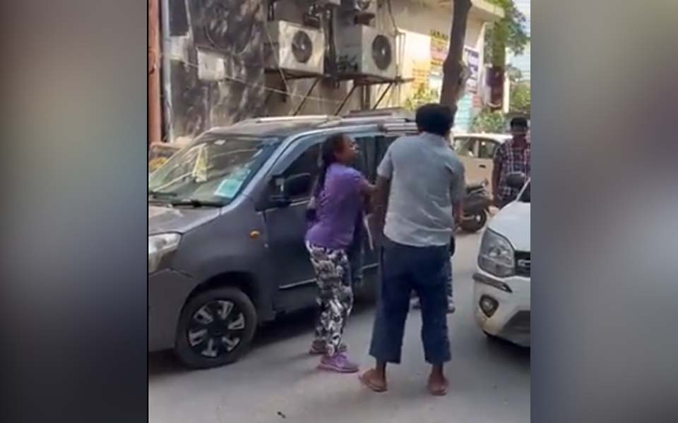 Woman slaps man 17 times in 90 seconds in broad daylight after his e-rickshaw hits side of her car