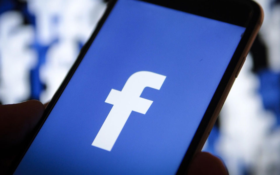 Bug unblocked people from 800,000 users' list: Facebook