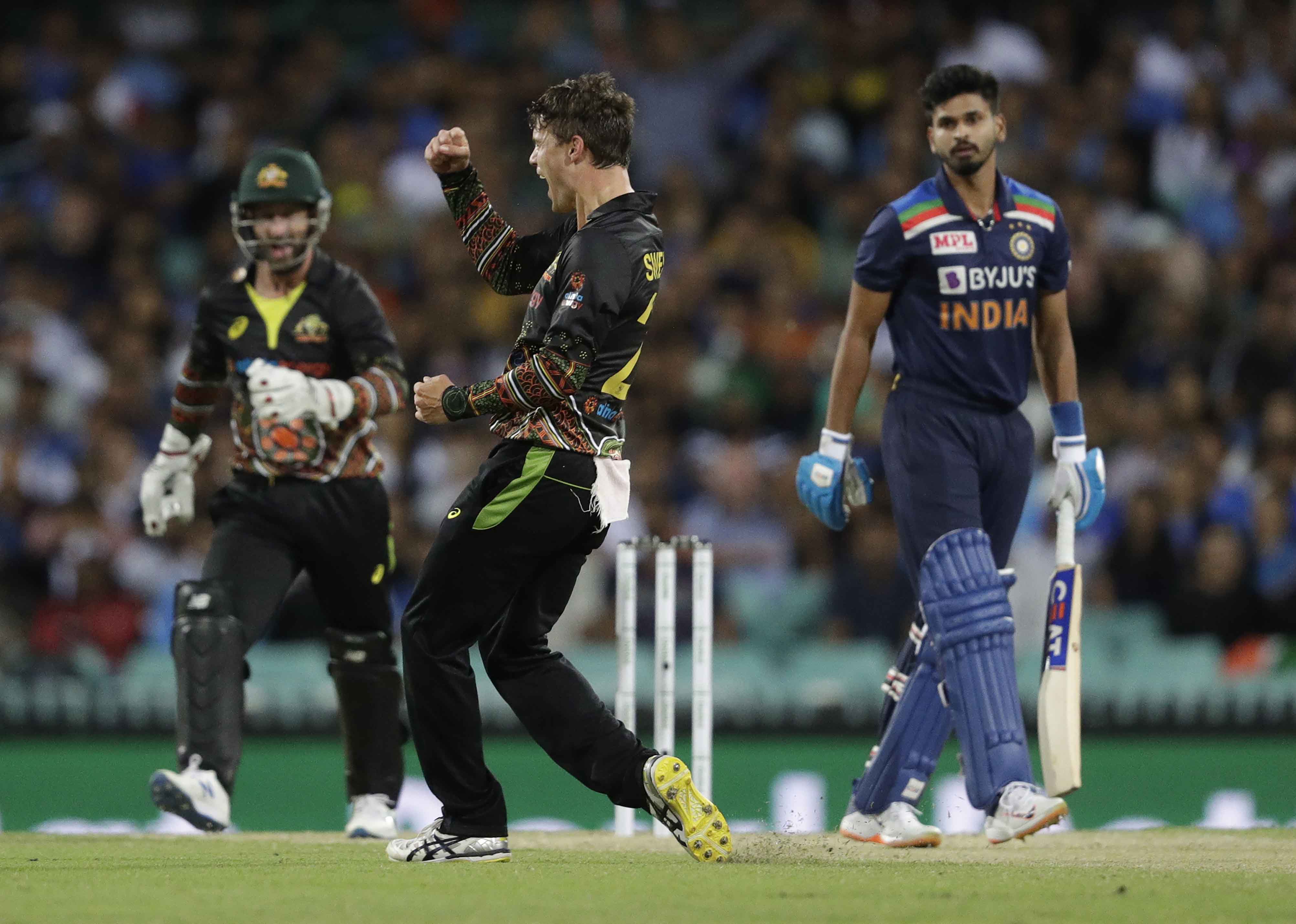 Australia beat India by 12 runs in third T20I