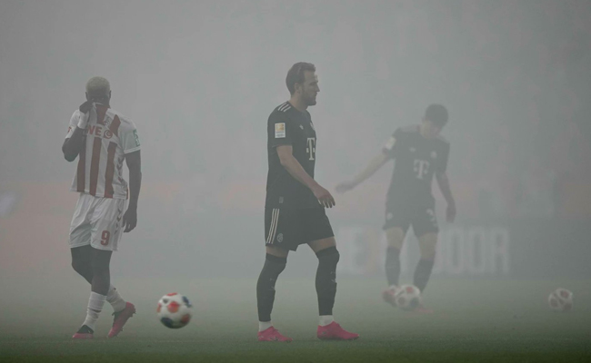 Bayern beats Cologne and sets a record after smoke stops play in Bundesliga