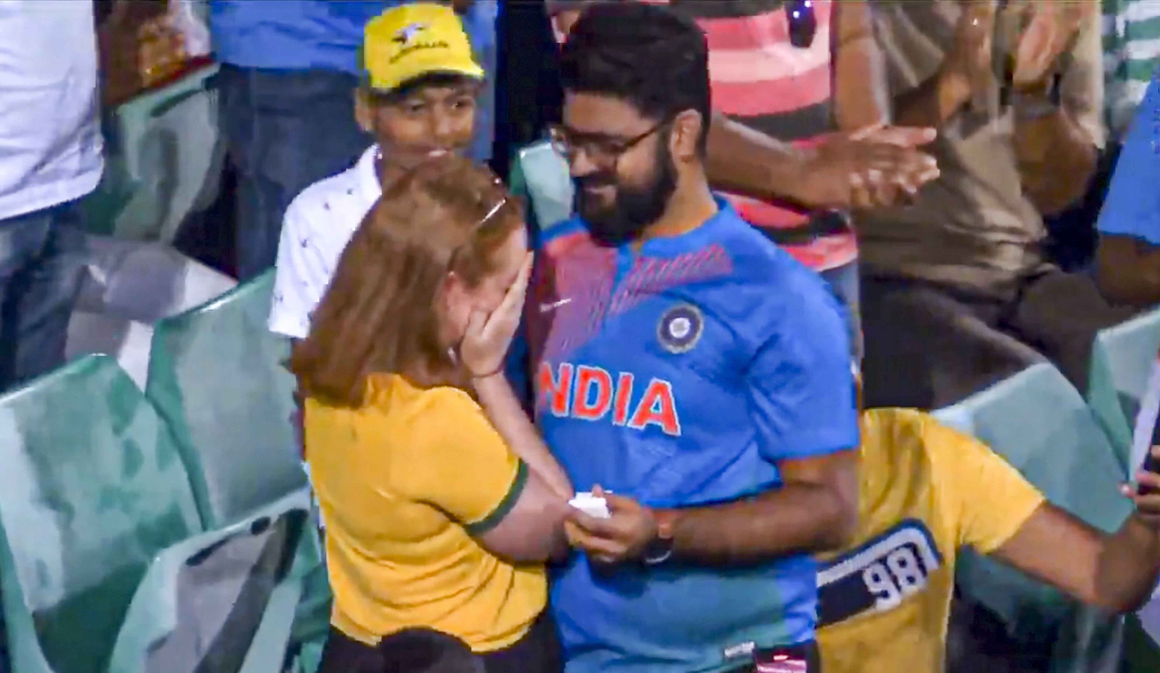 India vs Australia: India supporter proposes to Australia fan during 2nd ODI