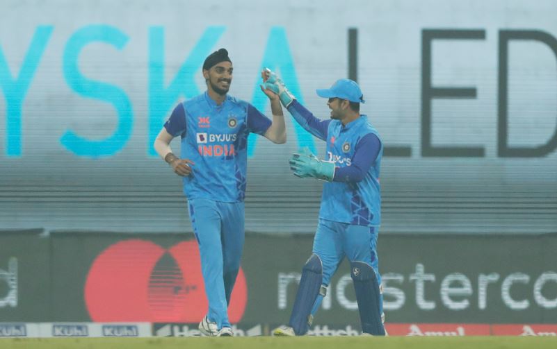 India restrict NZ to 99/8 in second T20