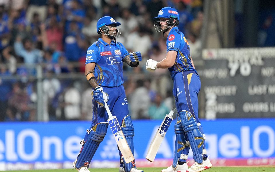 MI beat SRH by 4 wickets in IPL