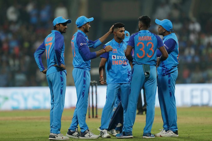India beat Sri Lanka by 2 runs in first T20I