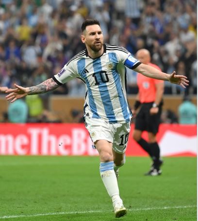Minutes before full-time Messi score Argentina's third goal to gain lead again