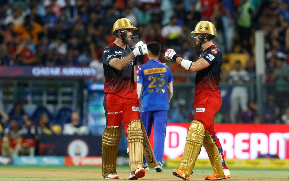 RCB ride on Maxwell and Du Plessis' fifties to post 199/6 against MI