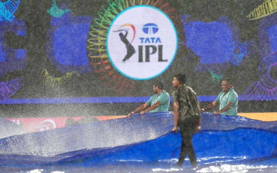 Rain stops play after SRH keep DC to 133/7