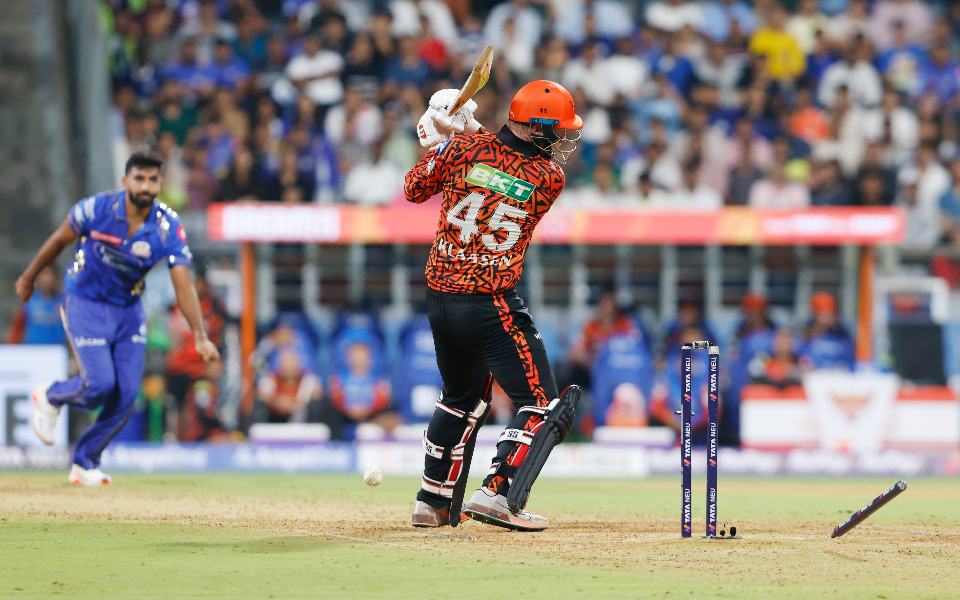 Sunrisers Hyderabad scrape to 162/5 against wily Mumbai Indians in IPL clash