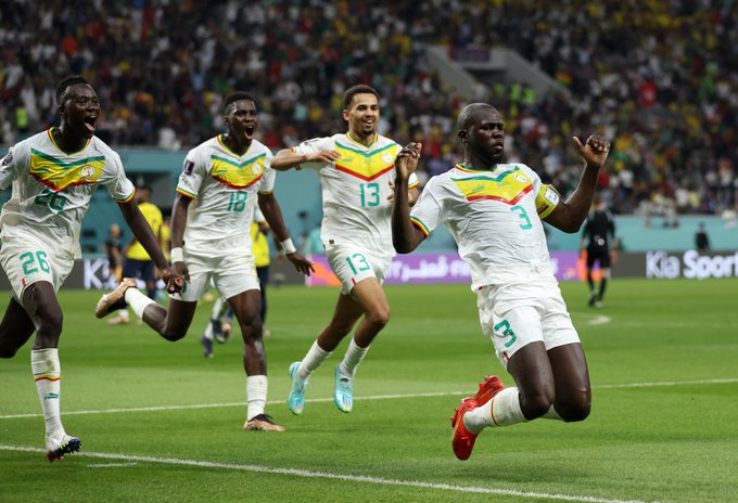 Senegal advances to last 16 at World Cup, beats Ecuador 2-1