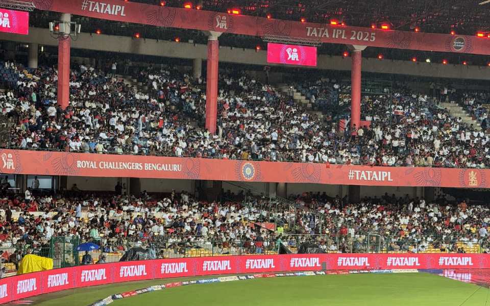Amid relentless rain, fans wear white jersey to honour Virat Kohli the Test cricketer