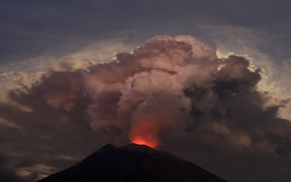 Bali airport forced to close amid volcanic ash