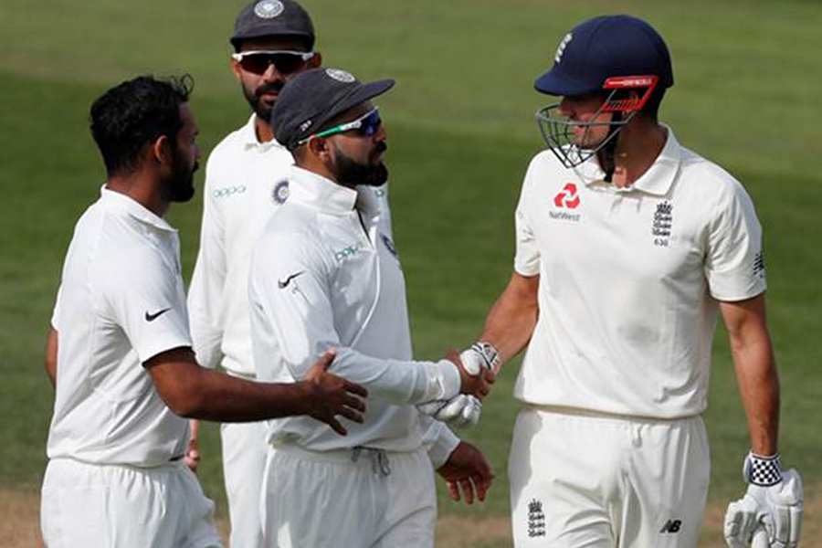 India reeling at 58/3 as England inch towards win