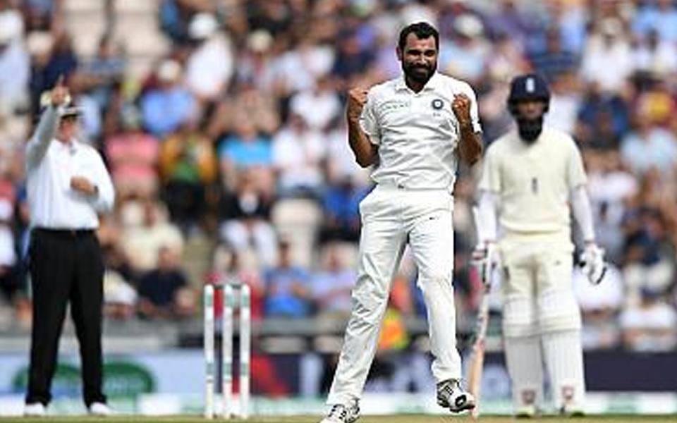 England lead by 65 runs vs India at lunch on Day 3