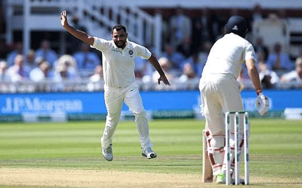 England reach 89/4 at lunch on Day 3