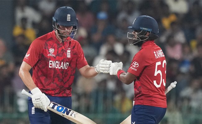 England beat New Zealand by 4 wickets to keep Pakistan's hopes alive
