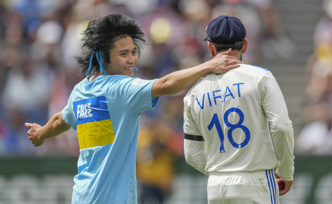 Fan breaches security to hug Virat Kohli during Melbourne Test