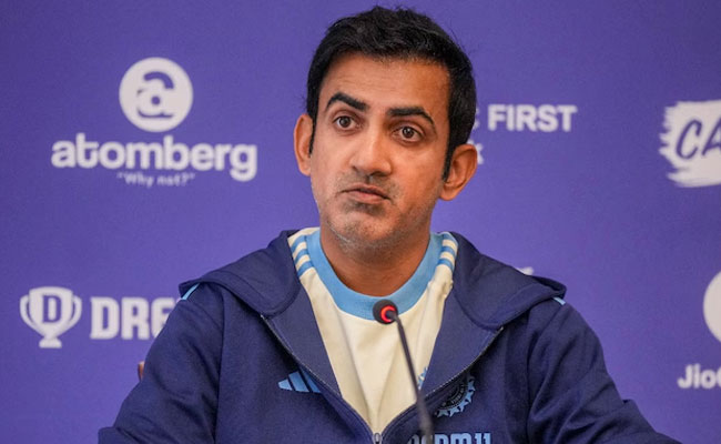 Talks about split coaching surprising, important for people to stay in their domain: Gambhir