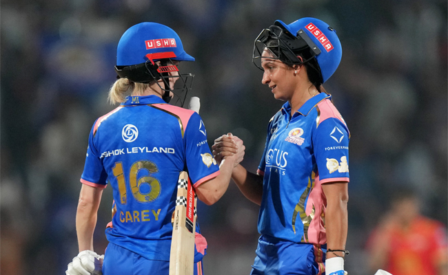 Harmanpreet, Carey power Mumbai’s big chase against Gujarat