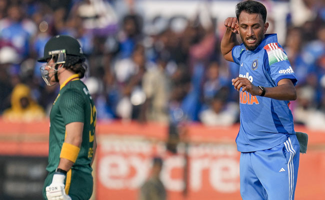 Prasidh, Kuldeep limit South Africa to 270 after De Kock's hundred