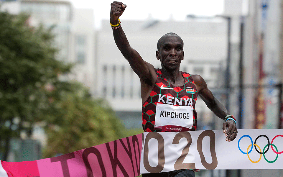 Kenya's Kipchoge dominates, defends Olympic marathon title