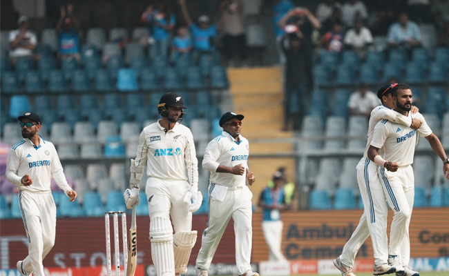 Washington Sundar's twin strikes help India keep New Zealand at 92/3 at lunch on day one, 3rd Test