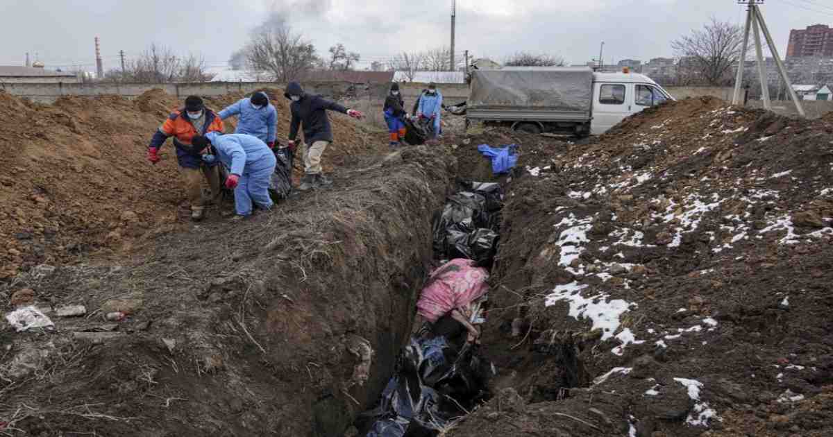 Amid heavy shelling, Ukraine's Mariupol city uses mass grave
