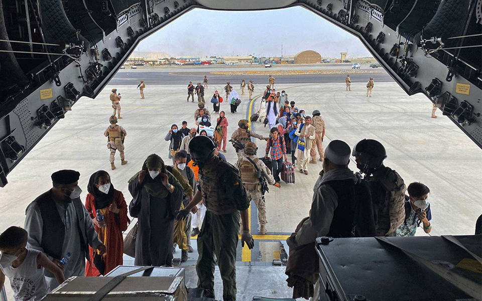 US struggles to speed Kabul airlift