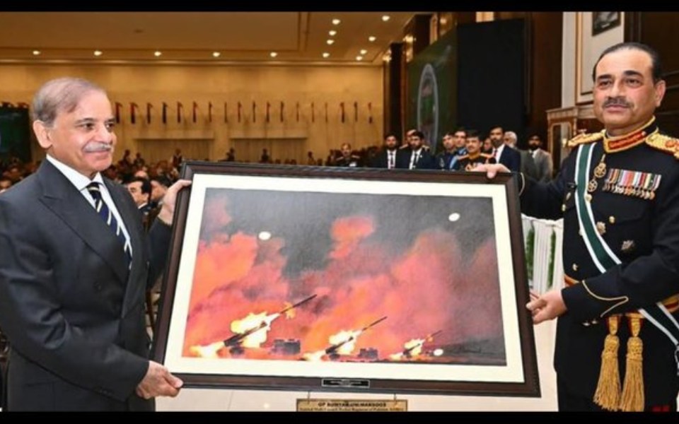Pakistan Army Chief gifts fake war image to PM Shehbaz Sharif, sparks online mockery