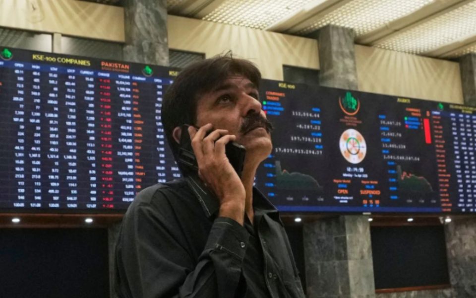 Pakistan Stock Exchange plunges 3500 points due to increasing risk of showdown with India