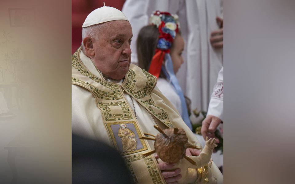 Pope urges 'all people of all nations' to silence arms and overcome divisions in Christmas address