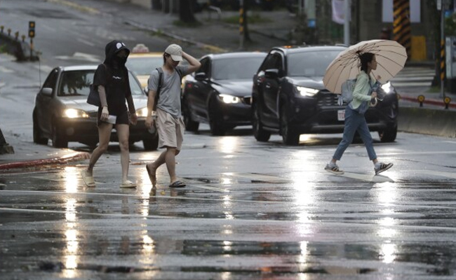 Typhoon Kong-rey hits Taiwan's east coast, leaving 1 dead