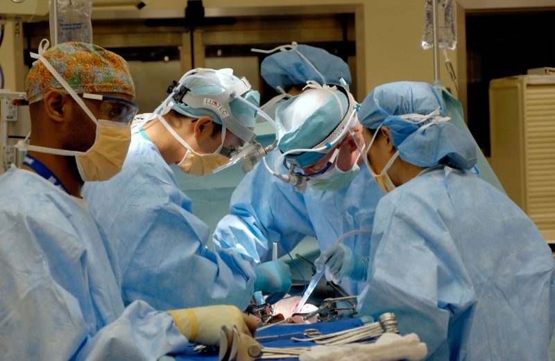 In 1st, US surgeons transplant pig heart into human patient