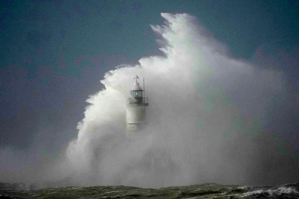 UK warns people to stay home as it braces for 90 mph winds