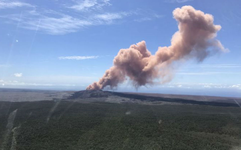 6.9-magnitude quake jolts Hawaii as residents flee volcanic eruptions